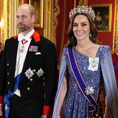 В сверкающем платье и тиаре из 2600 бриллиантов: Кейт Миддлтон и принц Уильям на банкете в Виндзоре