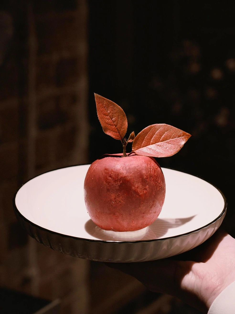 Такое вот яблоко подавали на первом гастроужине Валентины в «Неизвестном» | Источник: unknwnbistro / t.me