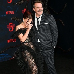 «Очень странные дела»: Милли Бобби Браун и Дэвид Харбор обнимаются на фоне слухов о домогательствах