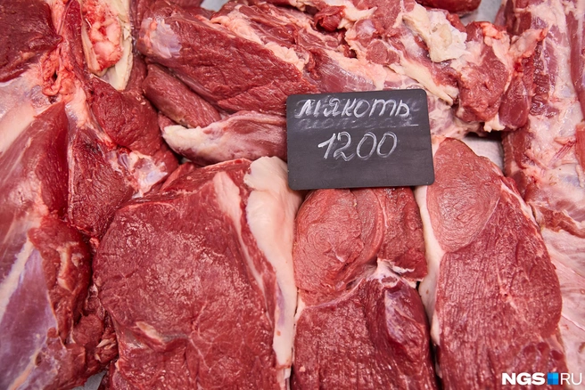 Всегда спрашивайте у продавцов на рынке сертификаты. Особенно на мясную и молочную продукцию | Источник: Александр Ощепков / NGS.RU