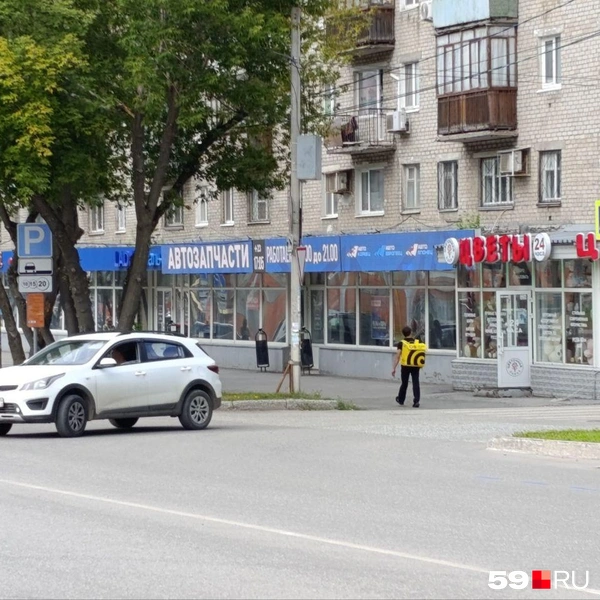 С другой стороны улицы тоже довольно широкий тротуар | Источник: Юлия Рожкова / 59.RU