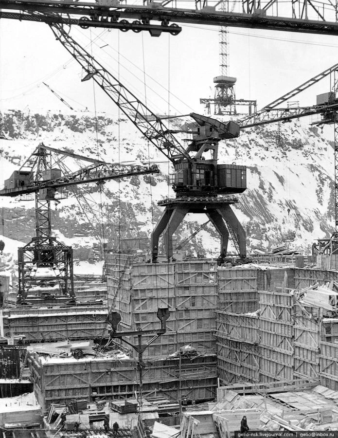 1961–1962 годы. Краны над опалубкой будущих блоков плотины. Бетонирование шло круглый год | Источник: gelio-nsk.livejournal.com