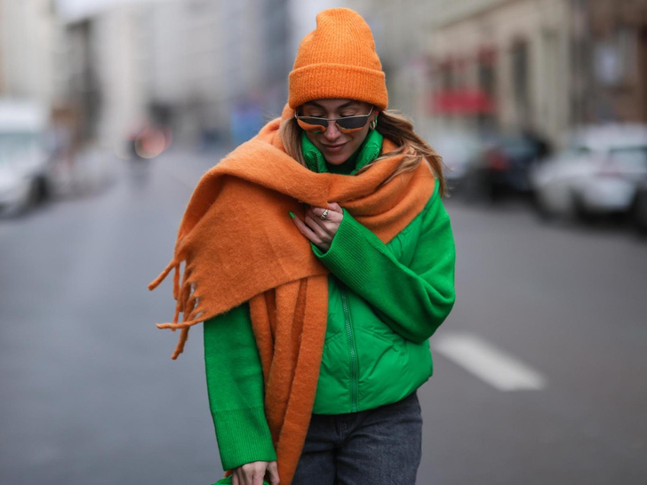 Как носить шарф и не выглядеть старомодно и скучно: 4 идеи, чтобы быть в центре внимания