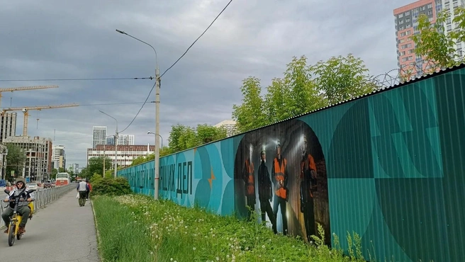 В прошлом году компания уже преобразила забор на улице Степана Разина в манере пермского звериного стиля | Источник: «НОВОГОР»