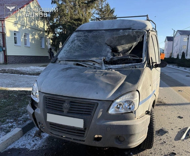 Гражданские машины в Белгородской области БПЛА атакуют практически ежедневно. На фото последствия удара 24 декабря в Грайвороне, ранен водитель | Источник: t.me/vvgladkov