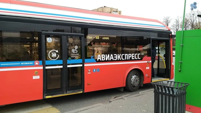 Внешний вид. От обычных автобусов, кроме электрооборудования на крыше, закрытого фальшбортами, отличается колесными арками | Источник: «Тюмень Инфраструктурная» / Vk.com 