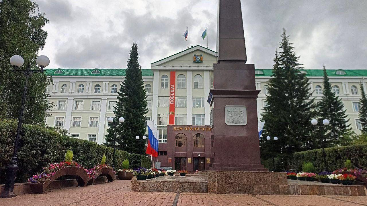 Дом Правительства в 80-е выглядел более невзрачно. Перед ним находился памятник Ленину, который демонтировали с площади в 2005 году. Долгое время скульптура хранилась на частной территории, в 2016 году его захотели вернуть, но, видимо, так и не нашли место | Источник: Мария Гришкина / 86.RU