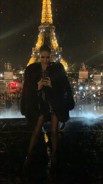 Ляйсан Утяшева в сверкающем мини и шубе из лисы посетила показ Saint Laurent в Париже