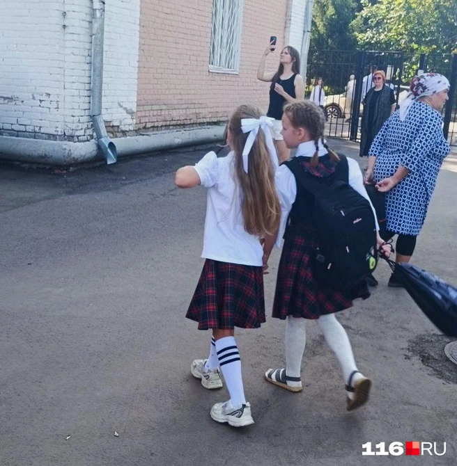 Для первоклассников в школе № 112 выбрали единую форму в клеточку | Источник: Дарья Сайфиева/ 116.RU
