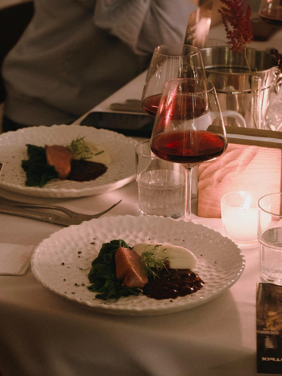 Шефу важно не только придумать интересное блюдо, но и сделать так, чтобы его могли повторить другие повара | Источник: unknwnbistro / t.me