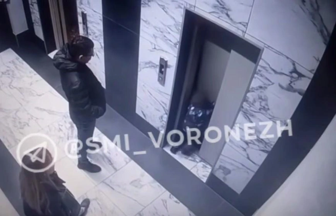 Ребенок даже не успел навалиться на дверь лифта всем телом&nbsp;— только оперся руками | Источник: «Новости Воронежа и Области» / T.me