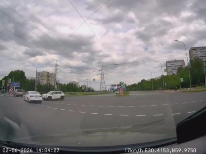 На видео запечатлен момент, когда кроссовер ударяет в бок поворачивающий налево Chevrolet | Источник: Мегаполис | ДТП и ЧП | Санкт-Петербург | Питер