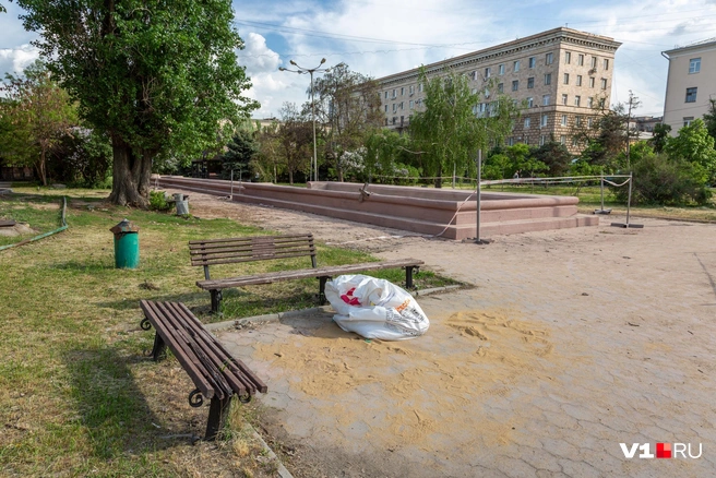 Фонтан огородили лентой, но рабочих корреспонденты V1.RU не застали | Источник: Константин Завриков / V1.RU