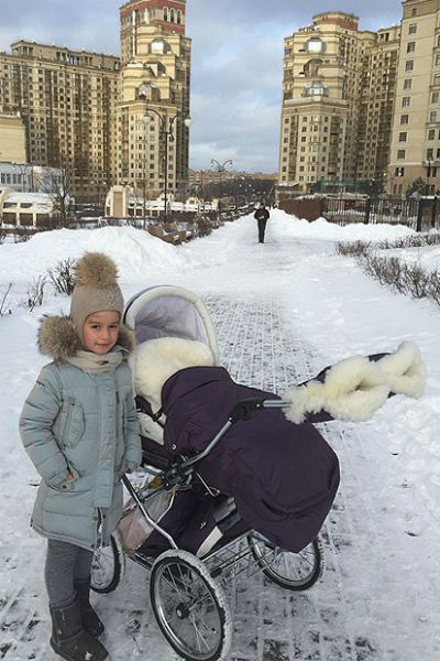 На прогулку Ксения вышла вместе со старшей дочерью Марусей