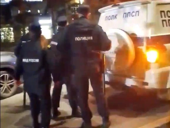 Очевидцы заступились за задержанного | Источник: читатель E1.RU