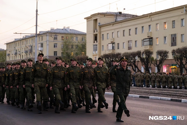 Жители Красраба могли подглядеть за репетицией через окна | Источник: Елена Крапива / NGS24.RU