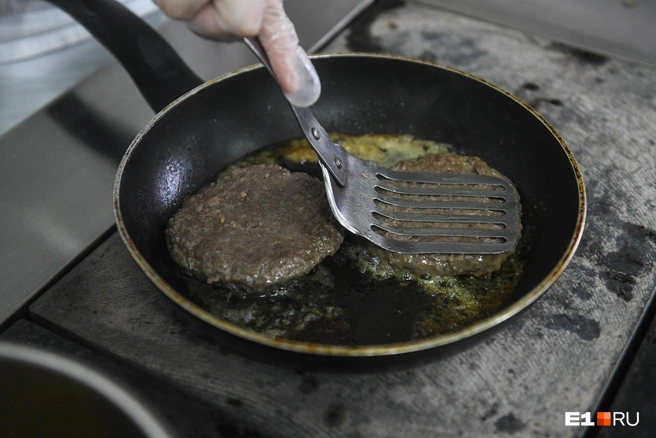 Тапочки и сковорода разрушили жизнь саратовца. | Источник: Артём Устюжанин / E1.RU