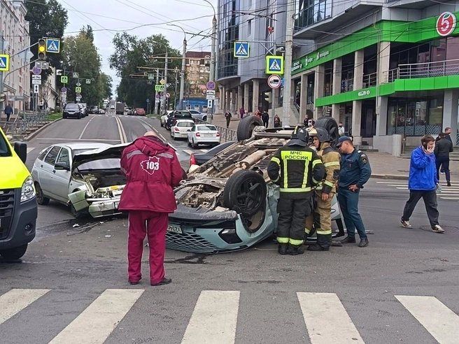 Очевидцы говорят, что спасатели помогали водителям выбраться из машин | Источник: Самара с огоньком / T.me