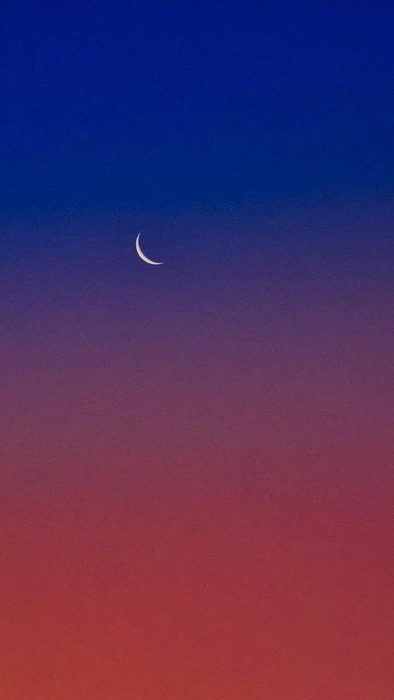 Луна — тоненький скромный «рогалик» | Источник: НЕМАКСИМ / Telegram