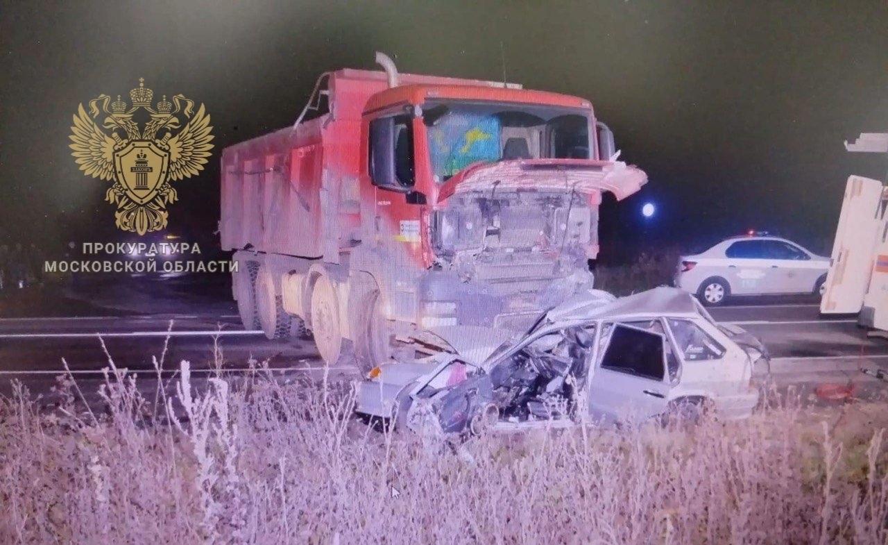 В Подмосковье грузовик снес легковушку с дороги — в машине погибли трое детей