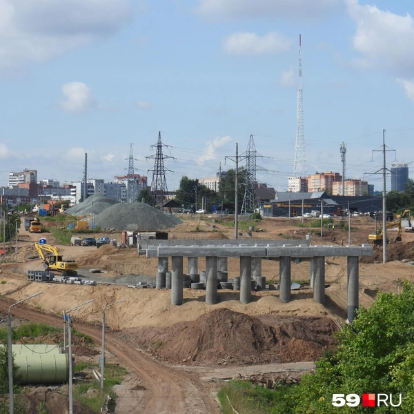 Перед Талажанкой установили первые опоры будущего моста | Источник: Кирилл Хафизов / 59.RU
