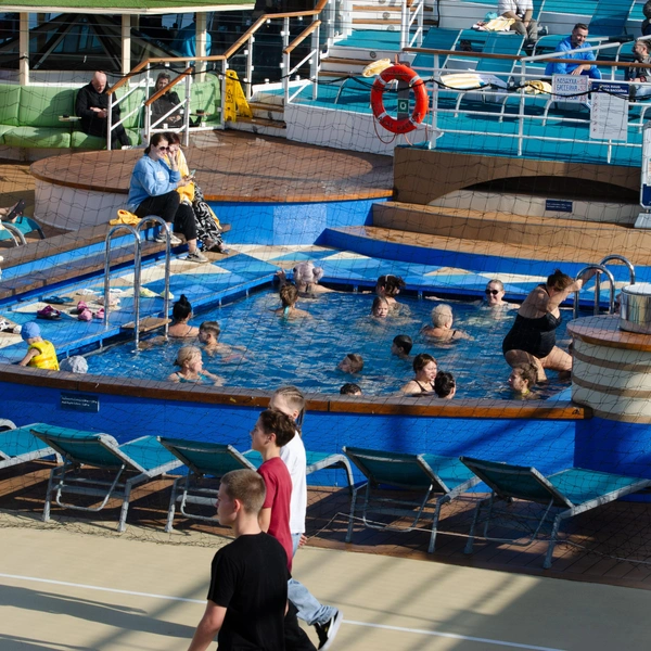 Но вода в нем — с подогревом, и желающих искупаться немало | Источник: читатели / SOCHI1.RU