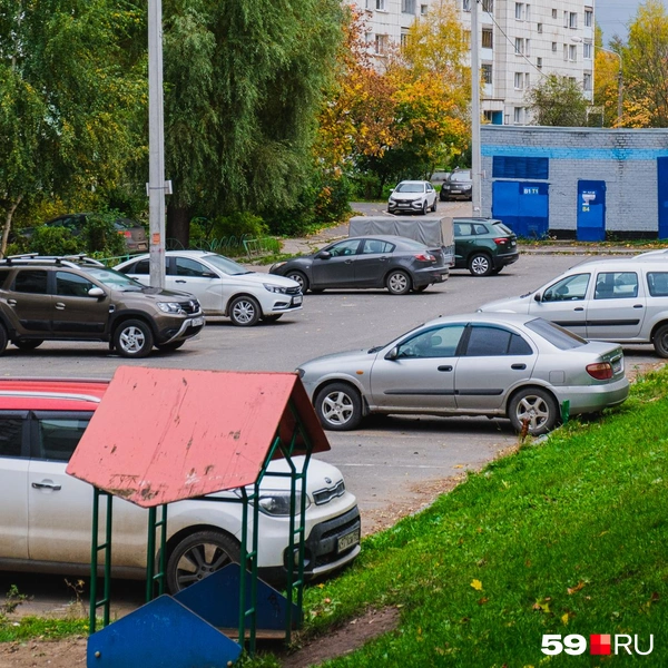 У дома довольно просторная парковка | Источник:  Тимофей Калмаков / 59.RU 