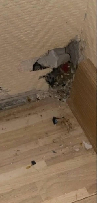 Дыра в стене от мышей | Источник: Личный архив Виктории