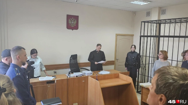 Судья Денис Черкасов объявляет меру пресечения сестрам Камшиловым | Источник: Дарья Никитченко / 45.RU