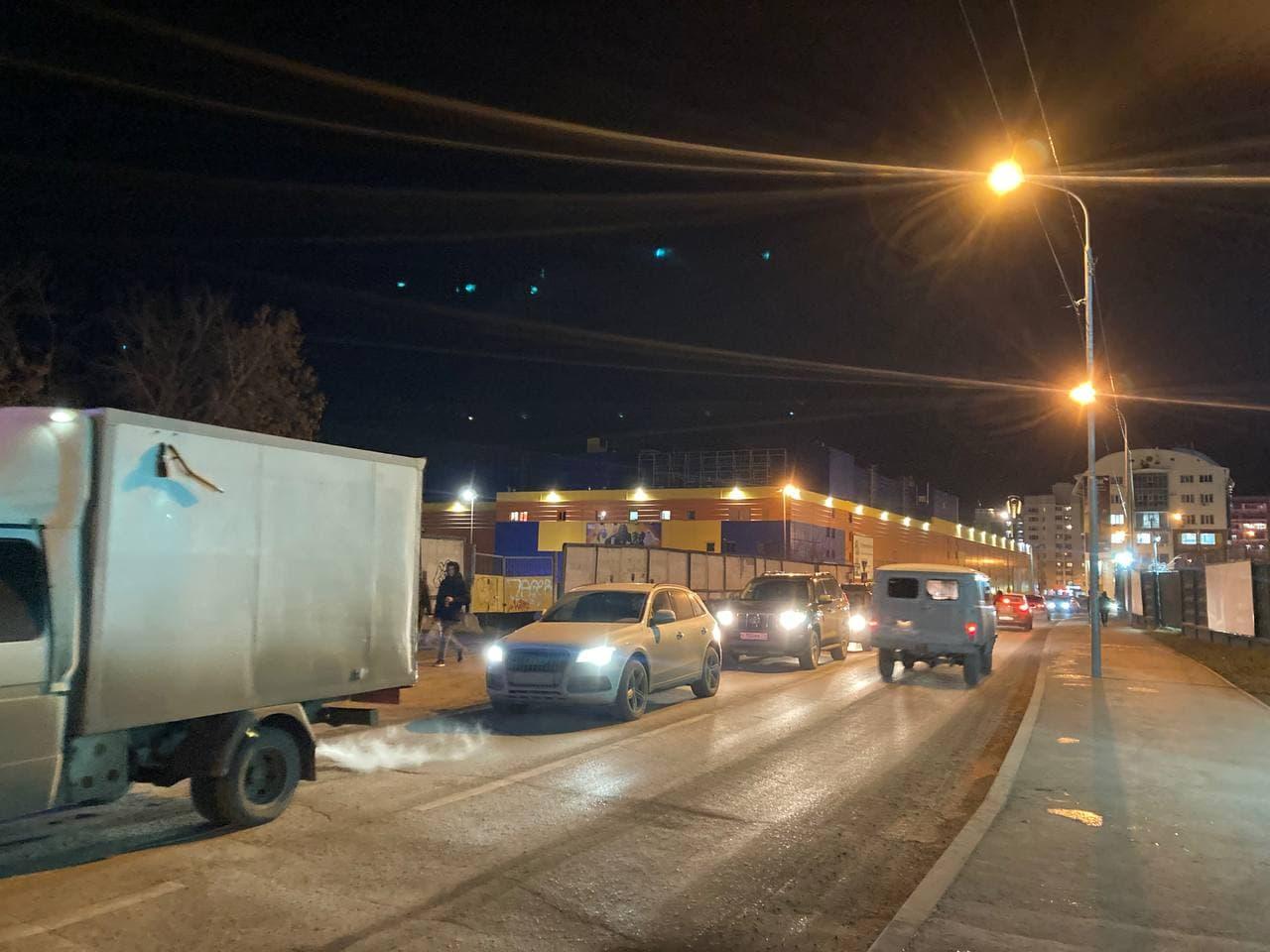 В Тюмени в последний вечер перед локдауном 10-бальные пробки, 29 октября  2021 года. Почему пробки, пробки 10 баллов - 29 октября 2021 - 72.ру