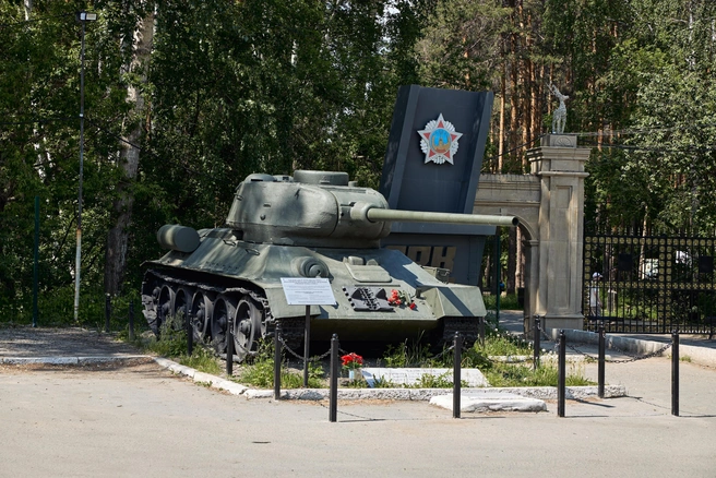 Знаменитый танк Т-34 поставили у входа в Парк Победы еще в 1990-е | Источник: PRINZIP