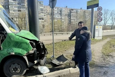 Маршрутка в Челябинске врезалась в столб