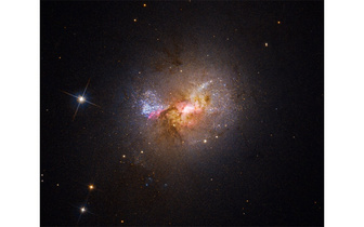 Телескоп «Хаббл» обнаружил «неправильную» черную дыру