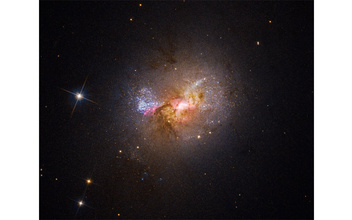 Телескоп «Хаббл» обнаружил «неправильную» черную дыру
