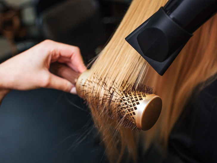 Что вы делаете не так: 3 вредные привычки, которые ведут к выпадению волос (и они есть у вас)