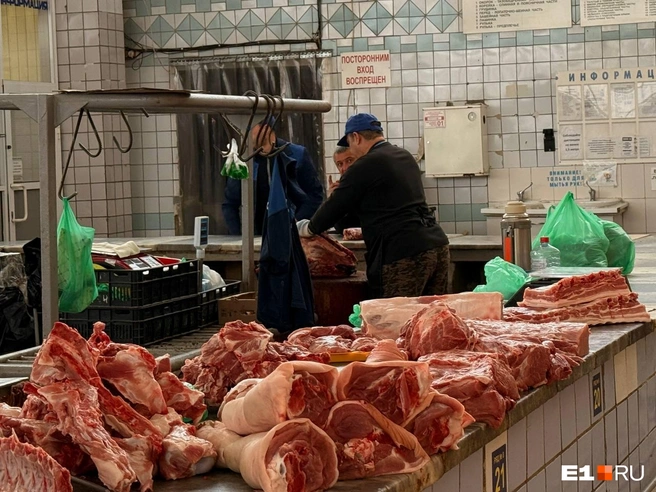 Мясники разделывают большие куски на специальных колодах | Источник: Дарья Костомина / E1.RU