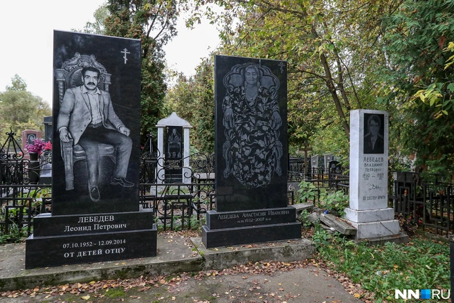 Чаще всего такие могилы можно встретить в одном квартале | Источник: Наталья Бурухина / NN.RU
