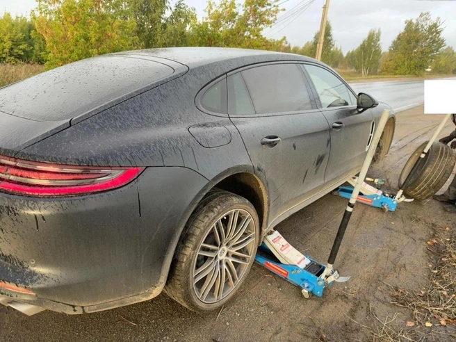 Porsche налетел на яму в асфальте и пробил правые колеса. Чтобы уехать с места аварии, пришлось вызывать мобильный шиномонтаж. ДТП оформляли через ГАИ, и владелец считал, что это упростит ему разговоры с СК | Источник: читатель 74.RU