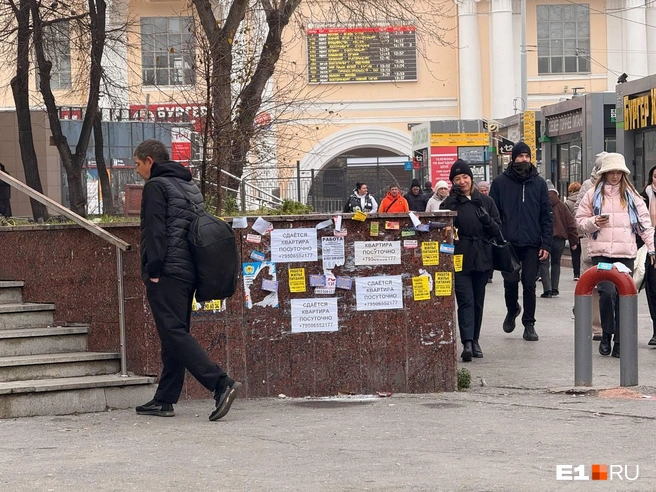 Местами реклама наклеена уже в несколько слоев | Источник: Дарья Костомина / E1.RU