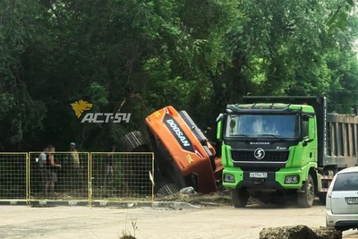 Экскаватор упал в яму на улице Связистов