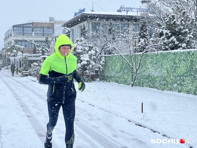 Снег — не повод отказываться от бега | Источник: Анна Грицевич / SOCHI1.RU