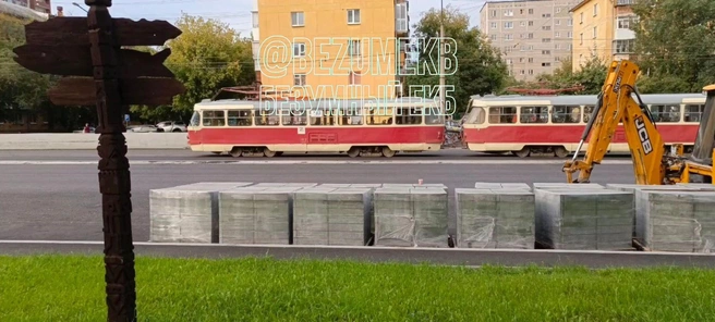 Из-за схода вагонов с рельсов задерживаются два маршрута | Источник: «Безумный Екб» / T.me