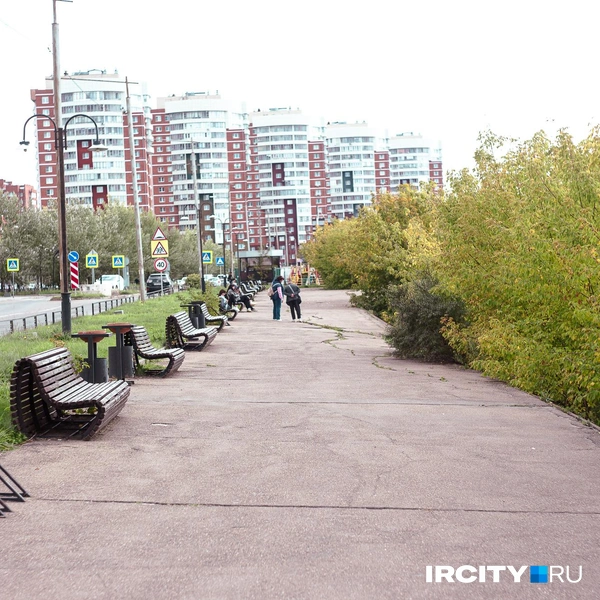 Тротуар весь в трещинах и провалах | Источник: Даниил Конин / «ИрСити»