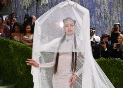 Met Gala 2026: странное и страшное многорукое платье Лисы из Blackpink — богиня или все-таки ведьма?