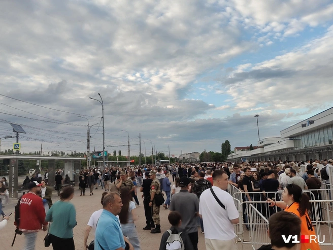 Желающих посмотреть матч вживую собралось, мягко говоря, немало | Источник: Мария Умнова / V1.RU