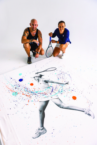 Фото №1 - Картина, нарисованная… теннисными ракетками и мячами с краской — это стоит увидеть