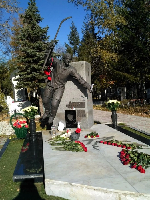 На могиле Алексея стоит памятник&nbsp;— навсегда увековеченная скульптура 19-летнего парня, которого так быстро не стало | Источник: личный архив мамы Алексея Маргариты 