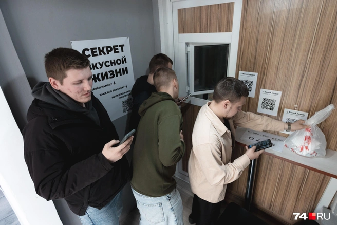 Илья шутит, что шаурма «от Вани» вызывает зависимость. Когда смотришь на очередь, то невольно соглашаешься | Источник: Наталья Лапцевич