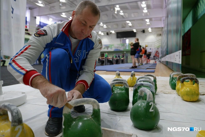 Перед использованием гири обрабатывают наждачкой, чтобы очистить их от старых частичек магнезии, пыли и пота | Источник: Варвара Фролова / NGS70.RU