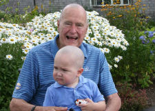 Буш-старший обрил голову ради больного лейкемией ребенка